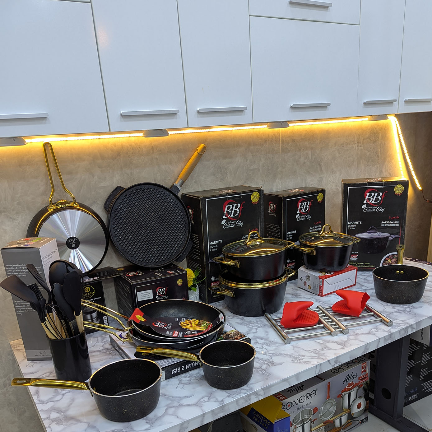 طقم كامل فيه كل الأواني الضرورية (11) قطعة + هدايا مجانية (01)